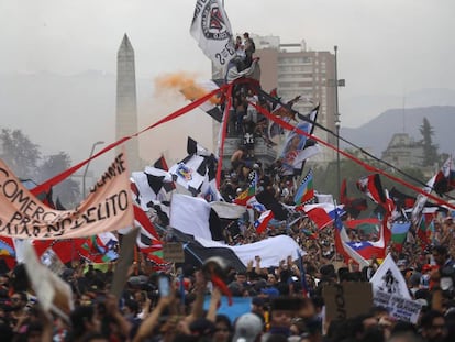 Manifestantes num monumento na última sexta-feira, em Santiago.