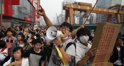 Miles de personas protestan en Ningbo, al sur de Shanghai, contra la construcci&oacute;n de una planta petroqu&iacute;mica. 