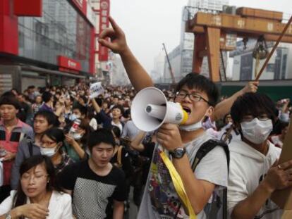 Miles de personas protestan en Ningbo, al sur de Shanghai, contra la construcci&oacute;n de una planta petroqu&iacute;mica. 