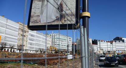 Obras frente a las emblemáticas galerías de la Dársena de A Coruña.