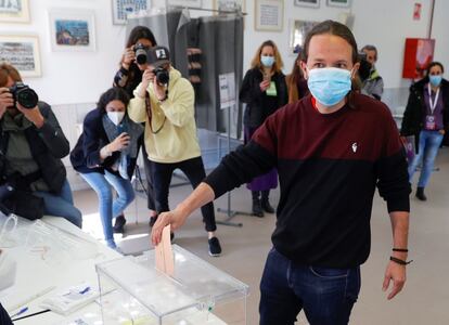 El candidato de Unidas Podemos a la presidencia de la Comunidad de Madrid, Pablo Iglesias, ejerce su derecho al voto en Galapagar. Fue el cabeza de lista más madrugador, llegó a las 10.10 de la mañana al colegio electoral y tuvo que esperar 30 minutos hasta que pudo depositar su papeleta. “Nos jugamos pararle los pies a la mentira y al odio, a la ultraderecha, que quiere destruir los servicios públicos”, dijo a la salida del centro.