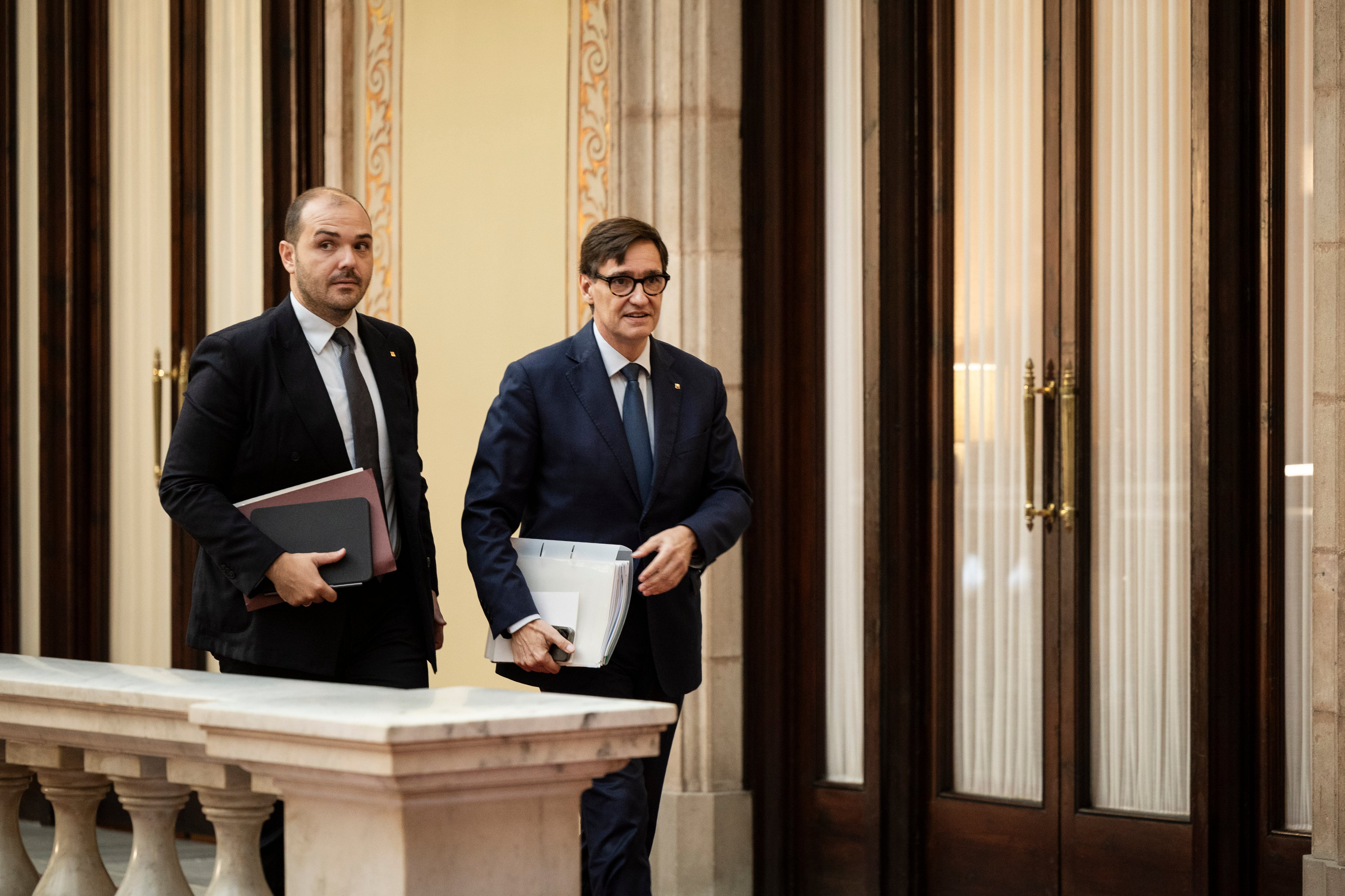 El presidente de la Generalitatm, Salvador Illa, junto al consejero de la Presidencia, Albert Dalmau momentos antes ndel comienzo del debate de política general, el 8 de octubre de 2025.  