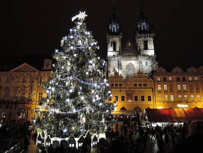 Mercadillo navideño en la plaza Staré Město, Praga.