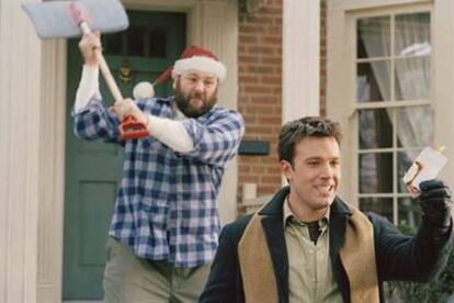 Ben Affleck y James Gandolfini, en <i>Sobreviviendo a la Navidad.</i>