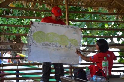 Voluntarios de Cruz Roja trabajan para los talleres con los vecinos.