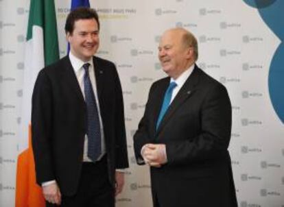 El ministro irlandés de Finanzas, Michael Noonan (d), saluda a su homólogo británico, George Osborne. EFE/Archivo