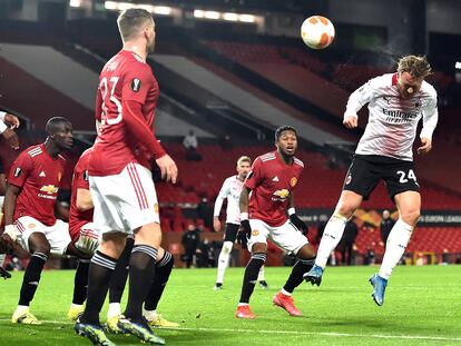Kjaer remata de cabeza para marcar el empate ante el Manchester United en la ida de los octavos de la Europa League este jueves en Old Trafford.