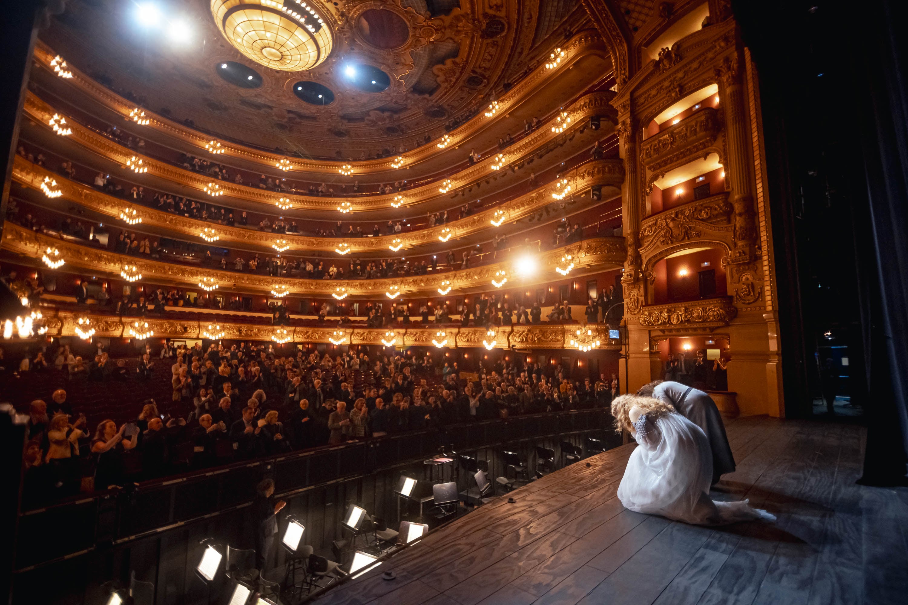 La soprano Lise Davidsen y el tenor Clay Hilley saludan al final de la función al público, el 12 de enero en el Liceu de Barcelona.