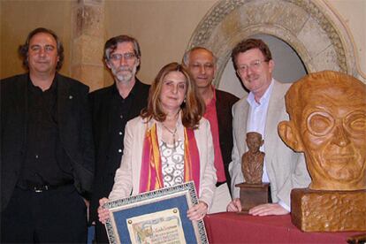 Los miembros del Nuevo Mester de Juglaría, de izquierda a derecha, Fernando Ortiz, Paco García, Llanos Monreal, Rafa San Frutos y Luis Martín, junto a un busto del maestro Agapito Marazuela.