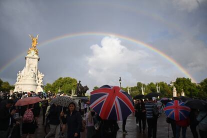 Un arcoíris se elevaba el jueves detrás del monumento a la reina Victoria, cerca del palacio de Buckingham, en Londres, donde se empezaban a congregar ciudadanos para homenajear a Isabel II. Con la muerte de su madre, Carlos III es ya el rey del Reino Unido de Gran Bretaña e Irlanda del Norte (que es un título que data de 1921), rey de otros 14 países de la Commonwealth (desde Canadá, con 38 millones de habitantes, hasta Tuvalu, con 11.000), Cabeza de la Commonwealth (que tiene otros 41 Estados más) y Defensor de la Fe (un título otorgado por el papa León X a Enrique VIII en 1521 y que no abandonó pese a la adopción del protestantismo por los monarcas británicos).