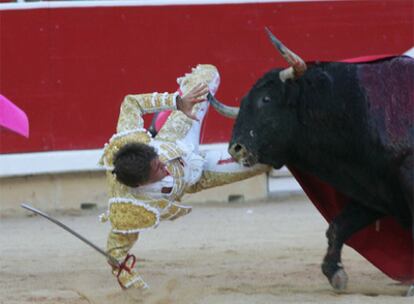 Miguel Tendero fue alcanzado por su segundo toro ayer en Pamplona.