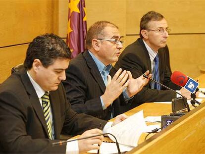 De izquierda a derecha, Javier Burón, director de Planificación de Vivienda, el consejero Javier Madrazo y el viceconsejero Javier Dean, en la rueda de prensa de ayer en Bilbao.