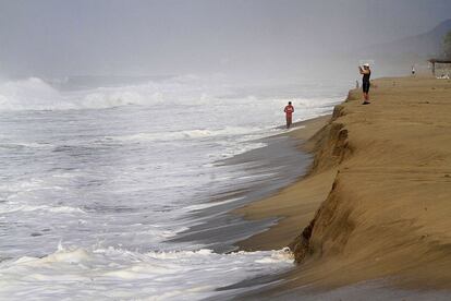 Fortes onades en una platja d'Acapulco poc abans que l'huracà 'Patricia' toqués terra a la costa mexicana del Pacífic.