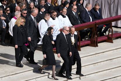 Alberto de Mónaco y su esposa Charlene no han faltado al entierro en El Vaticano. Ya asistieron el pasado martes a una misa en honor al difunto papa Francisco celebrada en la catedral de Mónaco. El pequeño Principado ha vivido tres días de luto (hasta este sábado), según lo decretado por Alberto de Mónaco, quien se refirió al Pontífice como un “gran servidor de la humanidad” el día que se anunció el fallecimiento. El príncipe Alberto y Charlene de Mónaco, que se convirtió al catolicismo antes de su boda —y por eso puede vestir de blanco en las audiencias papales— asistieron a la misa inaugural del papa en El Vaticano en 2013 y se reunieron con él en dos ocasiones, en 2016 y en 2022.