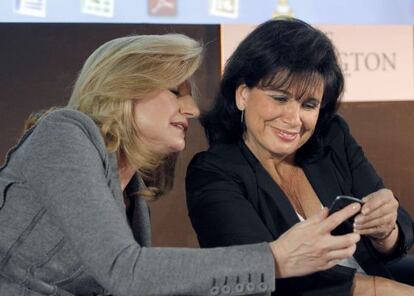Arianna Huffington (izquierda) y Anne Sinclair, durante la presentación.