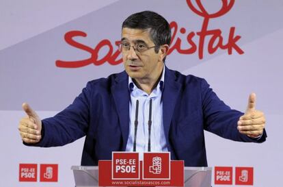 El secretario de Acción Política del PSOE, Patxi López durante la rueda de prensa ofrecida este viernes en Bilbao.