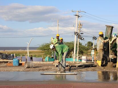 Trabajadores construyen un puente comisionado por el Departamento de Prosperidad Social sobre el río Ranchería en Riohacha (Colombia), en noviembre de 2023.