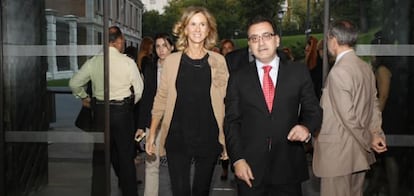 Cristina Garmendia y Jorge Rivera entrando en el museo del Prado