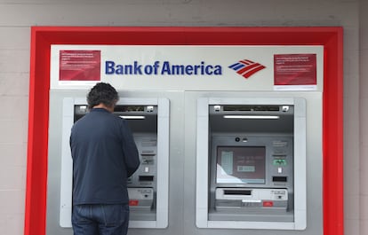 Cliente de un cajero de  Bank of America en San Francisco (California).