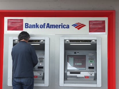 Cliente de un cajero de  Bank of America en San Francisco (California).