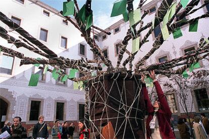 El Árbol de la Vida, en cuyas hojas de papel los visitantes escribieron mensajes de apoyo para las víctimas del <i>tsunami,</i> fue el símbolo de la jornada solidaria.