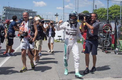 Rosberg, de Mercedes, celebra rodeado de periodistas la 'pole' en Canadá.