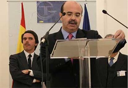El presidente del Gobierno escucha la intervención de Zarrías durante el acto de ayer en Huércal-Overa.