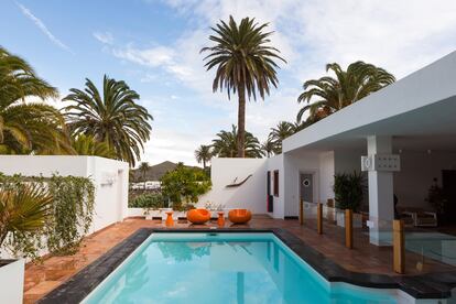 El jardín y piscina de la Casa del Palmeral, en Haría, de César Manrique.