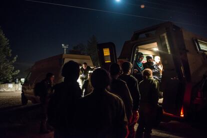 Tratamiento de urgencia de heridos sirios en una ambulancia militar israelí en los Altos del Golán.