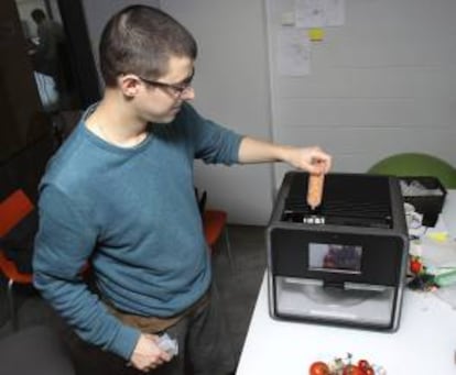 La empresa catalana Natural Machines ha lanzado al mercado la primera impresora 3D de comida, un novedoso dispositivo que empezará a fabricar en breve en China y del que ya ha recibido 400 pedidos, principalmente de Estados Unidos y de los países del norte de Europa.