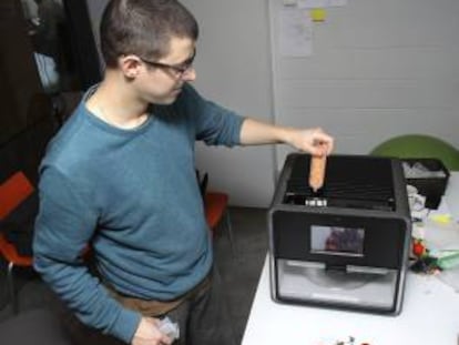 La empresa catalana Natural Machines ha lanzado al mercado la primera impresora 3D de comida, un novedoso dispositivo que empezará a fabricar en breve en China y del que ya ha recibido 400 pedidos, principalmente de Estados Unidos y de los países del norte de Europa.
