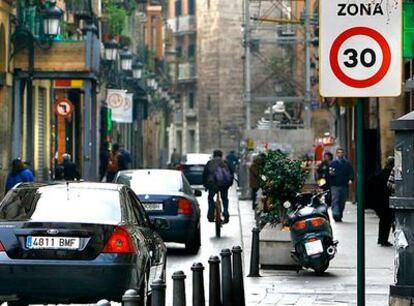 Señal de limitación de velocidad junto a las Torres de Serrano de Valencia.