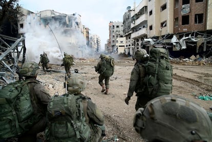 Soldados israelíes recorren una calle indeterminada de Gaza, en una imagen distribuida por el ejército israelí.