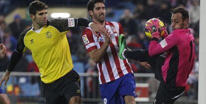 Atl&eacute;tico&#039;s Ra&uacute;l Garc&iacute;a is frustrated by Sevilla goalpeeper Beto.