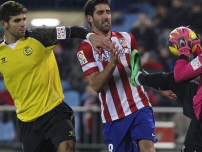 Atl&eacute;tico&#039;s Ra&uacute;l Garc&iacute;a is frustrated by Sevilla goalpeeper Beto.