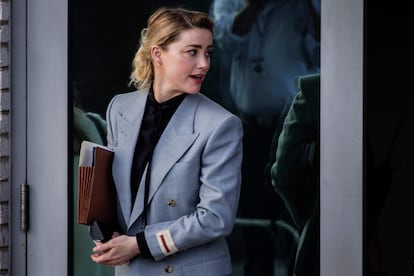 US actress Amber Heard leaves the Fairfax County Circuit Court in Fairfax, Virginia, on April 12, 2022. - Heard is being sued for defamation by her former husband, US actor Johnny Depp, after she wrote an op-ed in The Washington Post in 2018 that, without naming Depp, accused him of domestic abuse. (Photo by Samuel Corum / AFP)