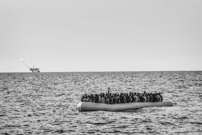 Una de las fotografías tomadas por Francesco Zizola para Noor, que ha sido galardonadas con el segundo premio Stories (Historias), en la categoría de Asuntos Contemporáneos. Presenta una lancha neumática llena de inmigrantes libios antes de ser rescatados por la ONG Médicos Sin Fronteras en aguas del Mediterráneo, el 26 de agosto de 2015.