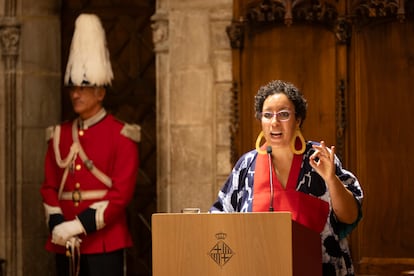 La escritora marroquí Najat El Hachmi lee el pregón de la Mercè 2023, en el Saló de Cent del Ayuntamiento de Barcelona, el pasado 22 de septiembre.