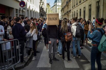 Un estudiante de Bellas Artes realiza un acto de protesta con una caja en la cabeza en la que se puede leer: "Política" mientras los alumnos del Instituto de Estudios Políticos de París (Francia) bloquean el edificio como parte de las protestas estudiantiles surgidas por la reforma educativa del Gobierno.