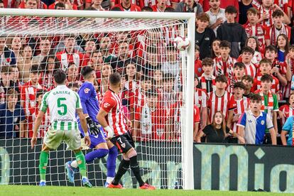 El delantero del Athletic Álex Berenguer (derecha) remata de cabeza para conseguir el gol del empate contra el Betis este domingo.