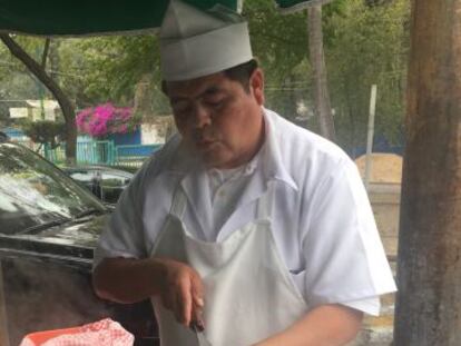 Preparaci&oacute;n de tacos de cabeza en Virreyes.