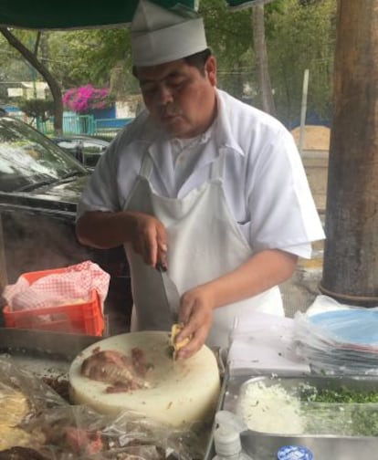 Preparación de tacos de cabeza en Virreyes.