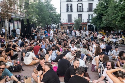 Plaza de Chueca llena de jóvenes haciendo botellón.



