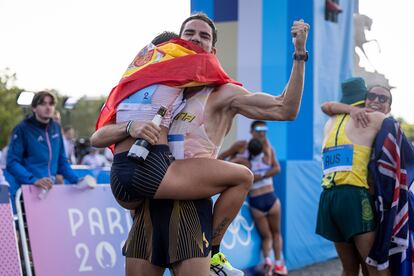 Álvaro Martín y María Pérez celebran su oro en la prueba de maratón mixto de marcha en los Juegos Olímpicos de París 2024.