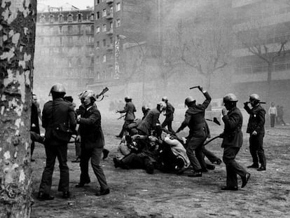 &#039;Actuaci&oacute;n policial contra manifestantes, la imagen que realiz&oacute; Armengol en 1976 y que acab&oacute; siendo un icono de la Transici&oacute;n.