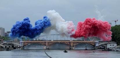 Nubes de humo con los colores de la bandera francesa, en el Sena. 