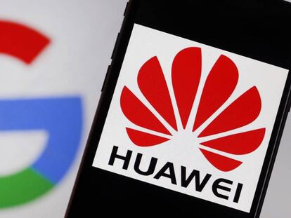 El logo de Huawei en la pantalla de un m&oacute;vil junto al logo de Google.