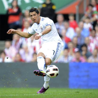 Cristiano tira a puerta en el partido de Liga contra el Athletic en San Mamés.