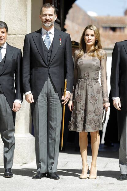 En 2013, los todavía príncipes de Asturias tomaron el relevo de don Juan Carlos por segundo año consecutivo para la entrega del premio Cervantes. Para la ocasión la princesa Letizia recuperó un vestido, también de Felipe Varela, en color café con cuerpo en muselina y flores de encaje. Lo había llevado año y medio atrás a la entrega de los premios Príncipe de Asturias.