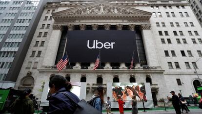 Logo de Uber en la entrada de Wall Street el día del estreno bursátil